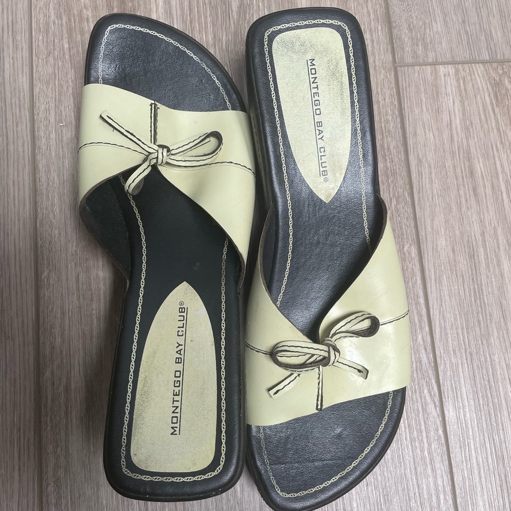 Vintage Y2K/90’s Montego Bay Club Women's Light Green Leather Mules